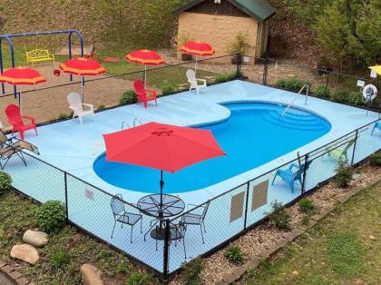 Spacious Smokies Cabin - Hot Tub with Mountain Views - image 22