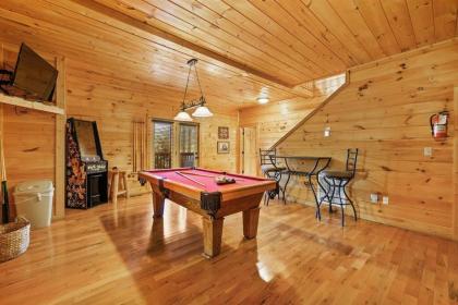 Spacious Smokies Cabin - Hot Tub with Mountain Views - image 26