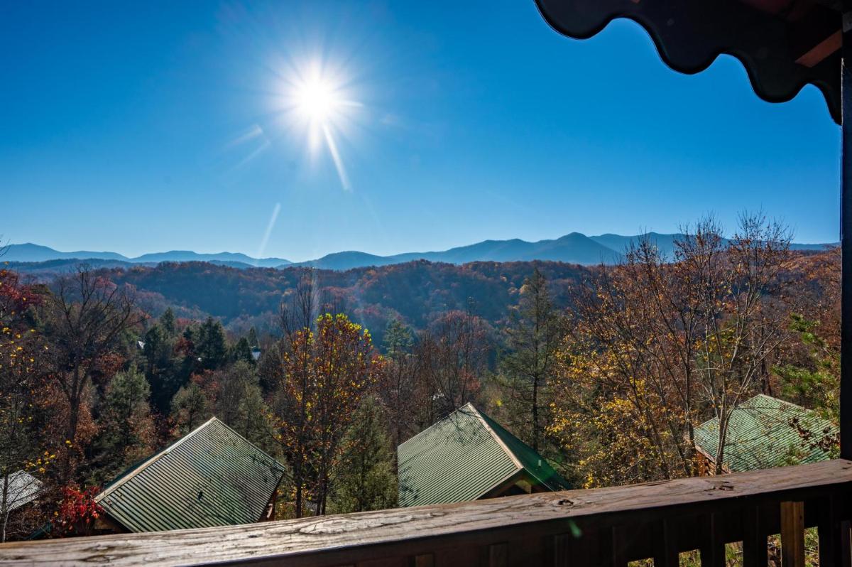 Spacious Smokies Cabin - Hot Tub with Mountain Views - image 3