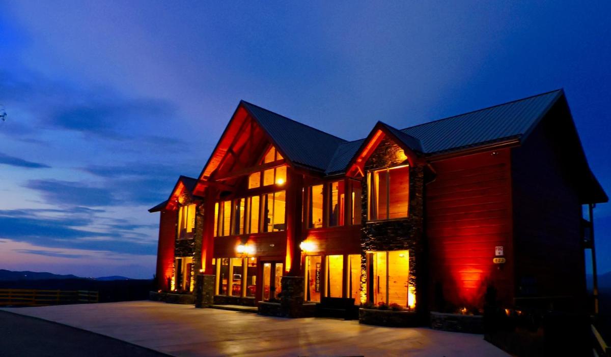 Skyline Splendor: Luxe Retreat with Breathtaking Views Over Downtown Gatlinburg - main image