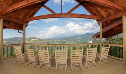 Skyline Splendor: Luxe Retreat with Breathtaking Views Over Downtown Gatlinburg - image 11