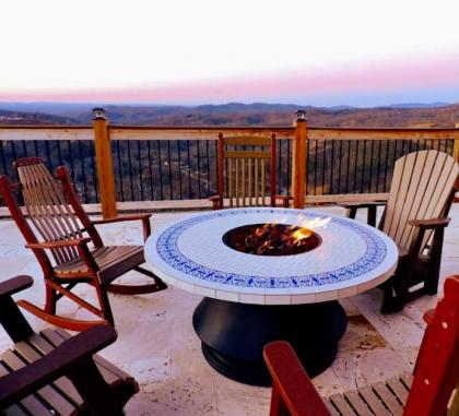 Skyline Splendor: Luxe Retreat with Breathtaking Views Over Downtown Gatlinburg - image 3