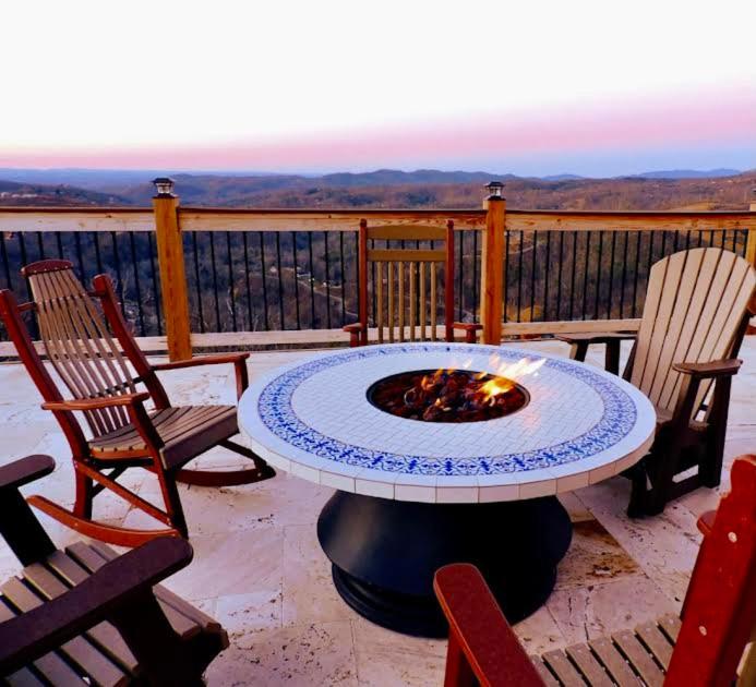 Skyline Splendor: Luxe Retreat with Breathtaking Views Over Downtown Gatlinburg - image 3