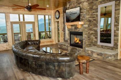 Skyline Splendor: Luxe Retreat with Breathtaking Views Over Downtown Gatlinburg - image 7