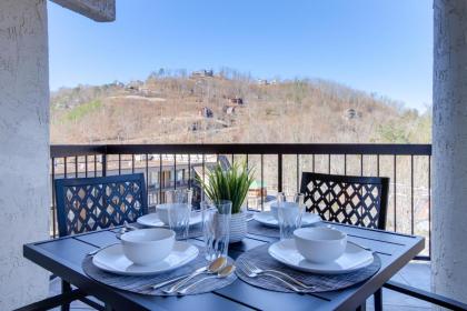 Gatlinburg Condo with Smoky Mtn Views Walk to Dwtn! - image 2