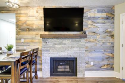 Gatlinburg Condo with Smoky Mtn Views Walk to Dwtn! - image 9