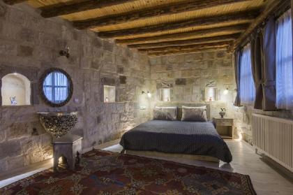 Bedrock Cave Hotel - image 3