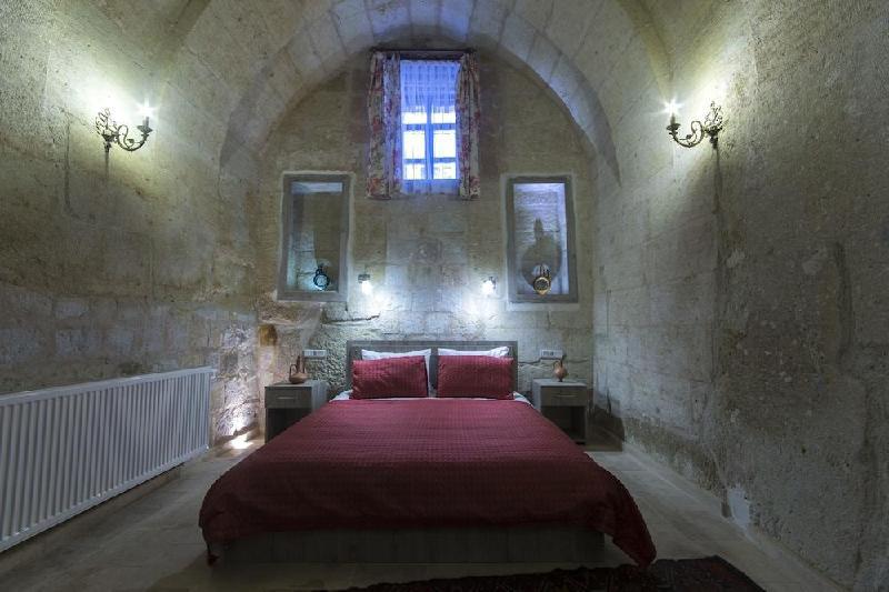 Bedrock Cave Hotel - image 4
