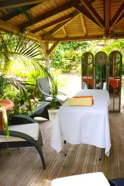 Bungalow with one bedroom in PointeNoire with furnished garden and WiFi - image 1