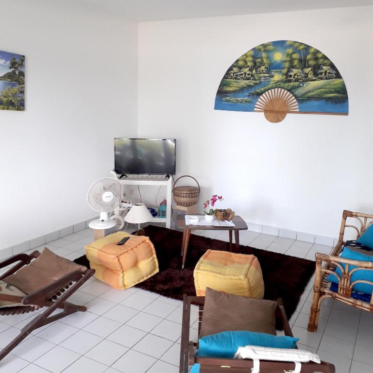 Appartement de 2 chambres avec vue sur la mer et jardin clos a Le Moule a 1 km de la plage - image 2