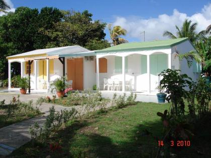 Bungalow d'une chambre avec jardin amenage et wifi a Le Moule - image 1
