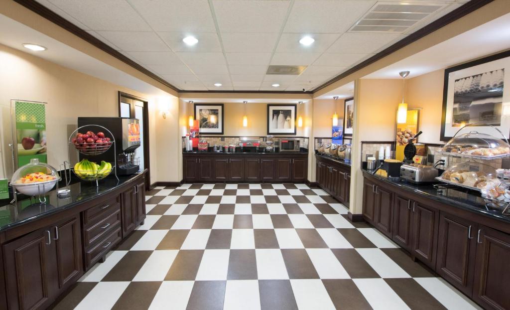 Hampton Inn & Suites Houston-Bush Intercontinental Airport - image 2