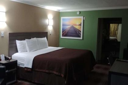 Days Inn by Wyndham Houston East - image 1
