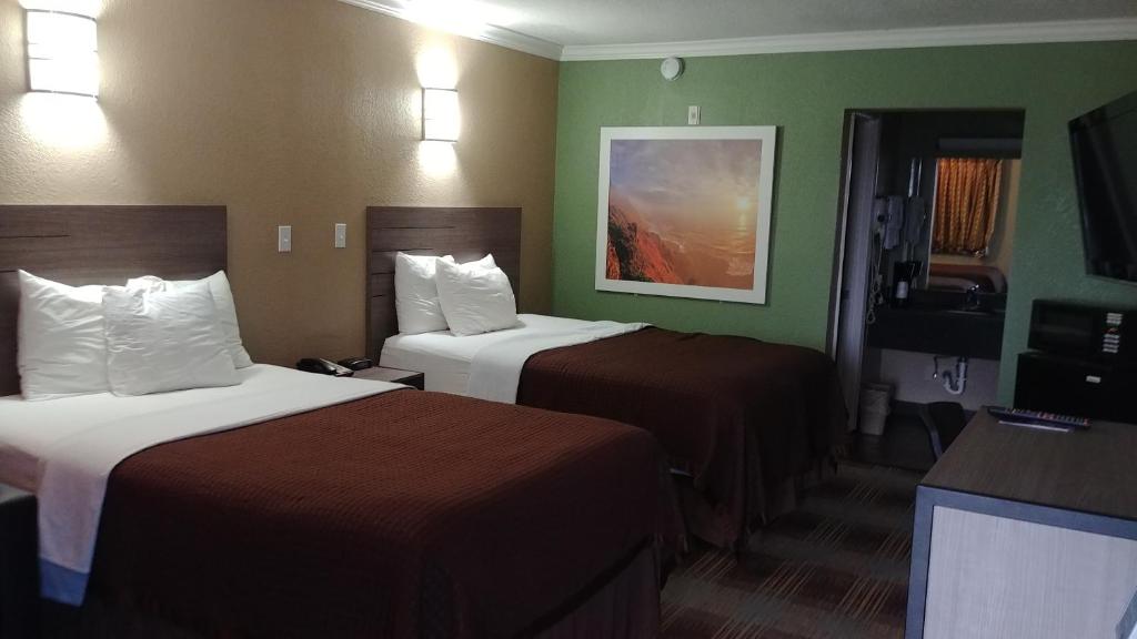 Days Inn by Wyndham Houston East - image 5