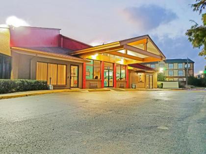 Howard Johnson by Wyndham Houston Hobby - image 10