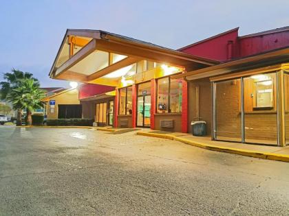 Howard Johnson by Wyndham Houston Hobby - image 11