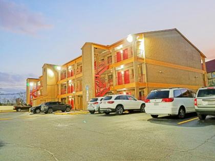 Howard Johnson by Wyndham Houston Hobby - image 9