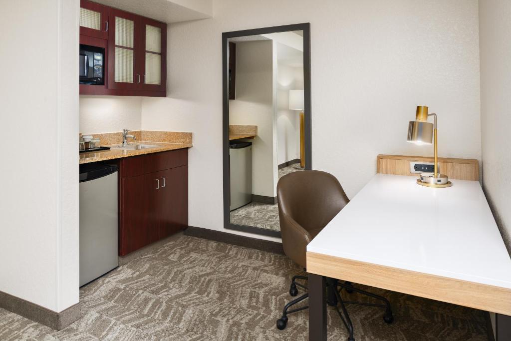 SpringHill Suites Houston Hobby Airport - image 4
