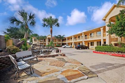 Super 8 by Wyndham Houston Hobby Airport South - image 1