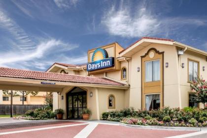 Days Inn by Wyndham Houston - image 1