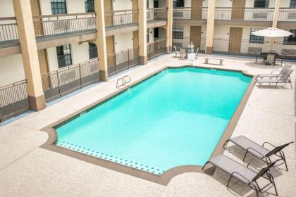 Days Inn by Wyndham Houston - image 10