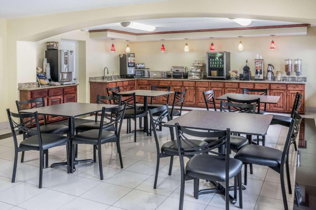 Days Inn by Wyndham Houston - image 4