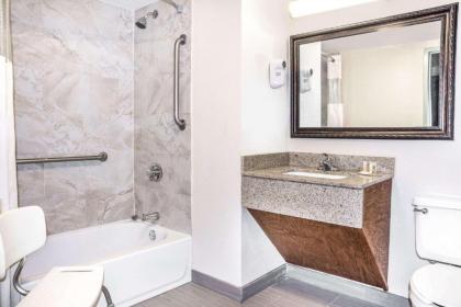 Days Inn by Wyndham Houston - image 9