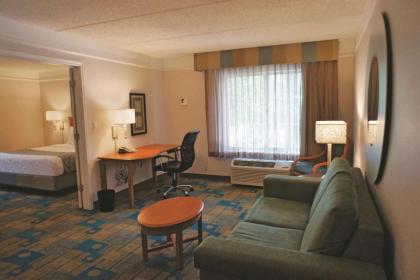 La Quinta by Wyndham Houston Bush IAH South - image 1