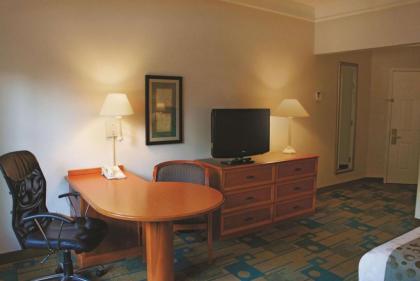 La Quinta by Wyndham Houston Bush IAH South - image 14