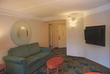 La Quinta by Wyndham Houston Bush IAH South - image 20