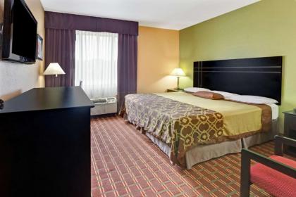 Super 8 by Wyndham Houston/I-10/Federal Road - image 16