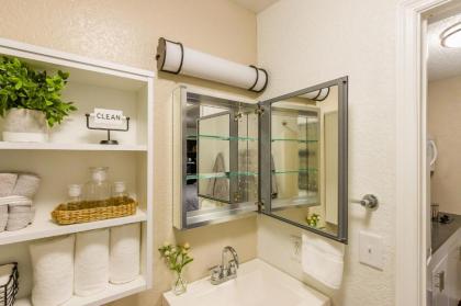 InTown Suites Extended Stay Houston TX-Hobby Airport - image 13
