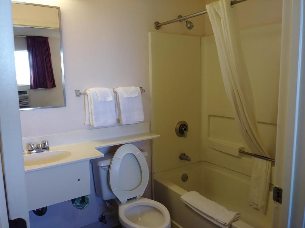 InTown Suites Extended Stay Houston TX-Hobby Airport - image 3
