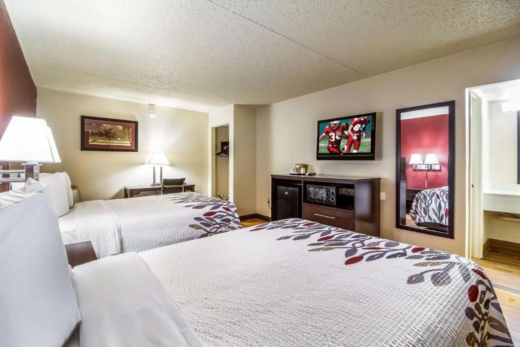 Red Roof Inn Houston East I-10 - image 2