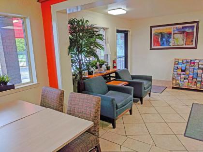 Travelodge by Wyndham Houston Hobby Airport - image 10