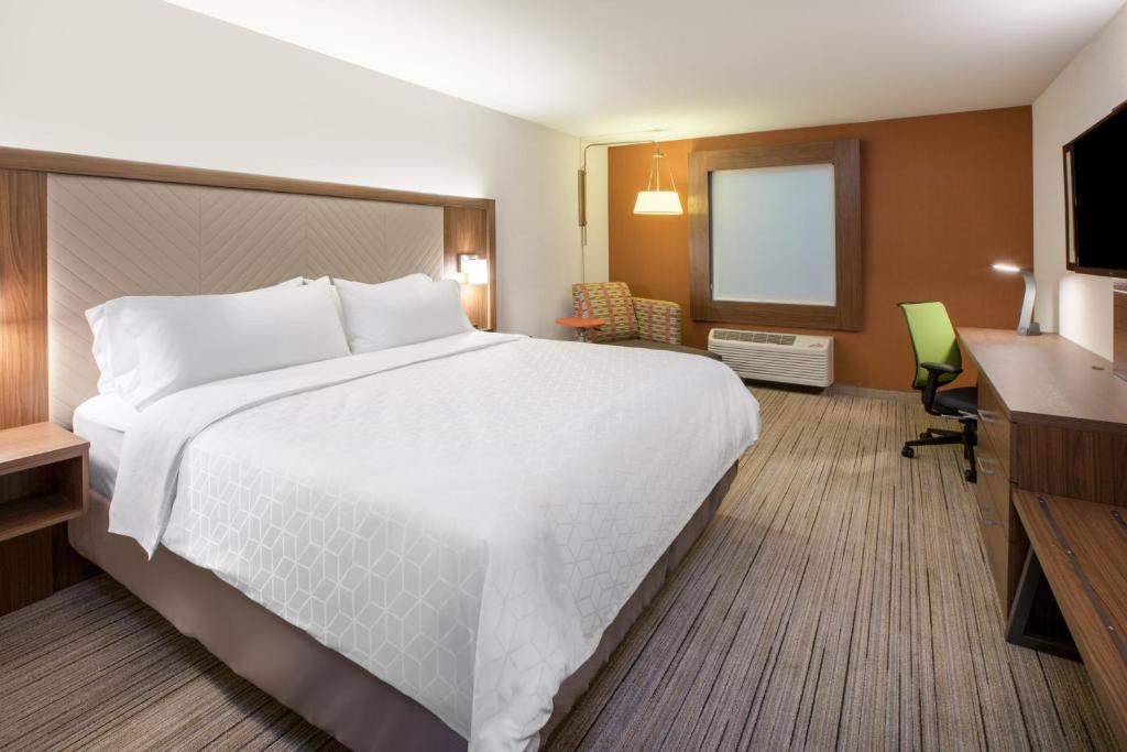 Holiday Inn Express & Suites Memorial – CityCentre an IHG Hotel - image 3