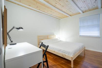 Modern Montrose Flat w/Parking Coffee and Netflix - image 18