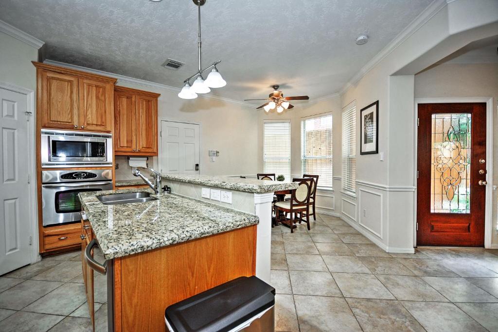 2500 Sq Ft Townhome - Walk to Central River Oaks! - image 7