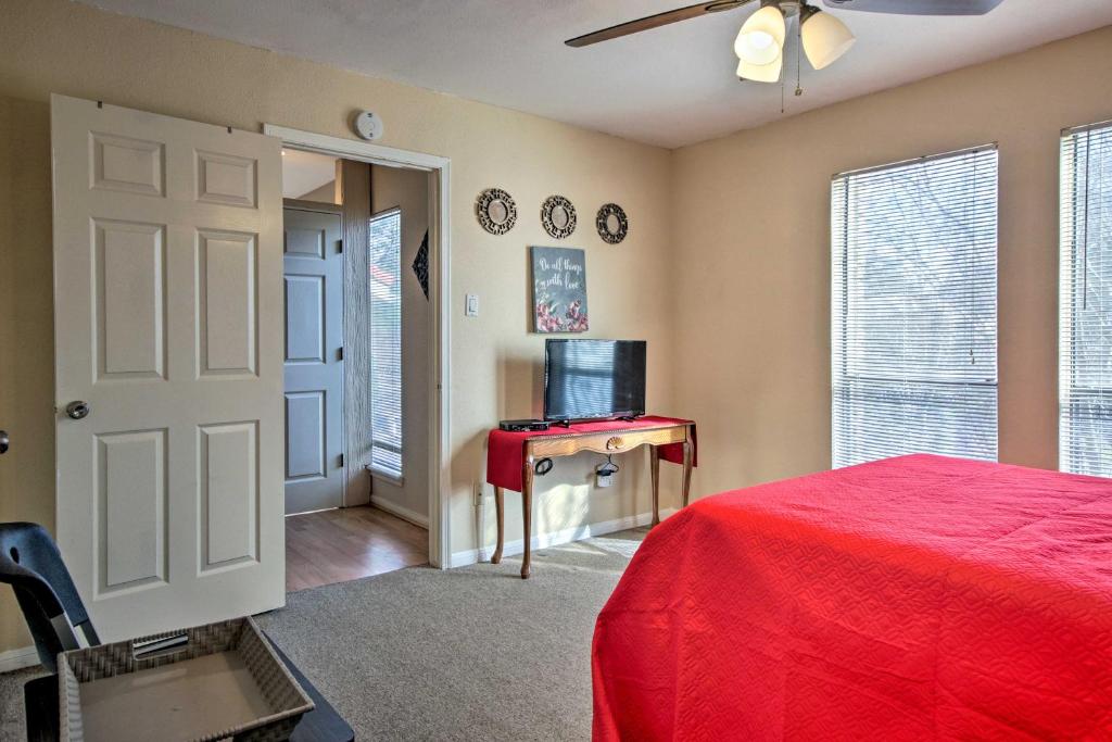 Houston Apt with Private Balcony Downtown 14 Mi - image 7