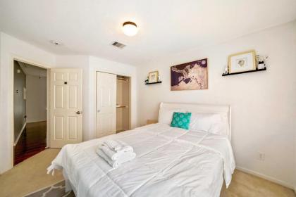 Spacious Stay at a Houston Getaway Pets Welcome! - image 14