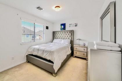 Spacious Stay at a Houston Getaway Pets Welcome! - image 16