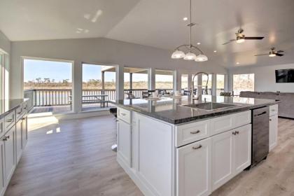 Spacious San Jacinto River Home with Waterfront Deck - image 11