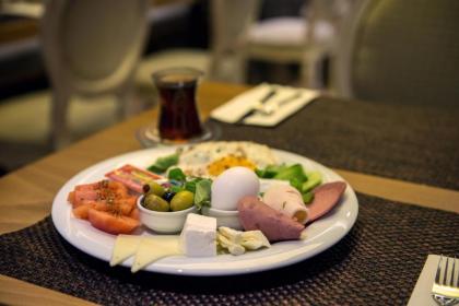 GK Regency Suites Hotel - image 4