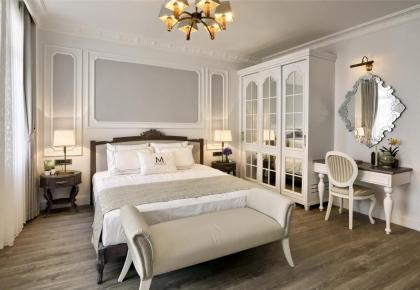 Mirrors Hotel - image 18