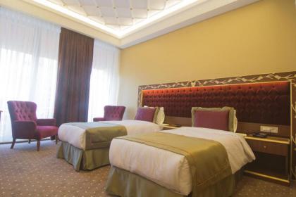 MB Deluxe Hotel - image 17