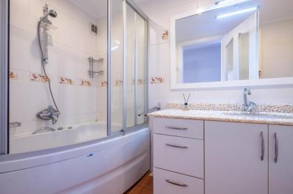 Chic Flat with Balcony near Moda Shore - image 17