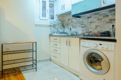 Cozy Apartment with Balcony Near Istiklal Avenue - image 10