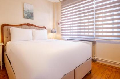 Cozy Apartment with Balcony Near Istiklal Avenue - image 14