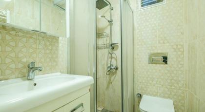 Cozy Apartment with Balcony Near Istiklal Avenue - image 15