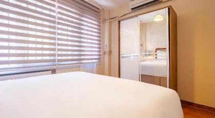 Cozy Apartment with Balcony Near Istiklal Avenue - image 2